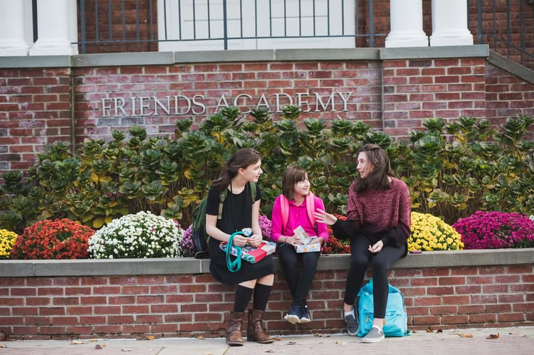 alumnas de la escuela intermedia sentadas en el campus