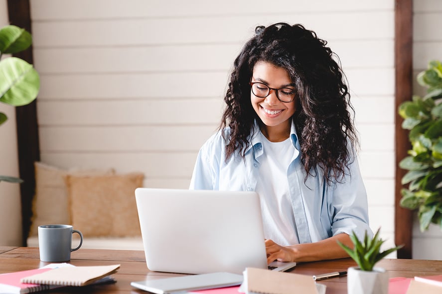 woman-smiling-at-computer