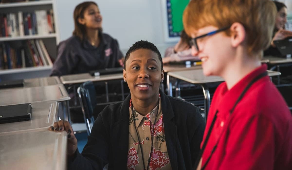 teacher-meeting-with-student